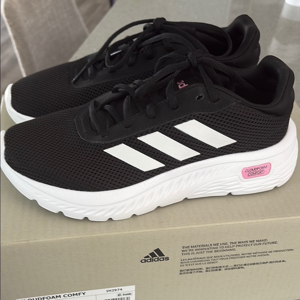 Adidas Black and White Cloudcomfy woman size 6